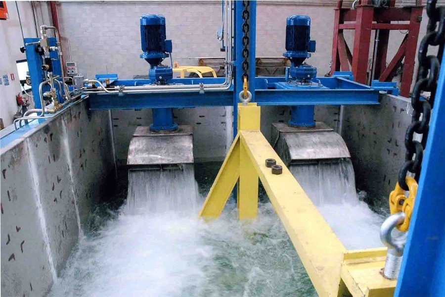 سخت کاری با آب فرآیندی از عملیات حرارتی (Heat Treatment Process) است که طی آن فولاد پس از حرارت‌دهی تا محدوده آستنیت، مستقیما در آب غوطه‌ور می‌شود.