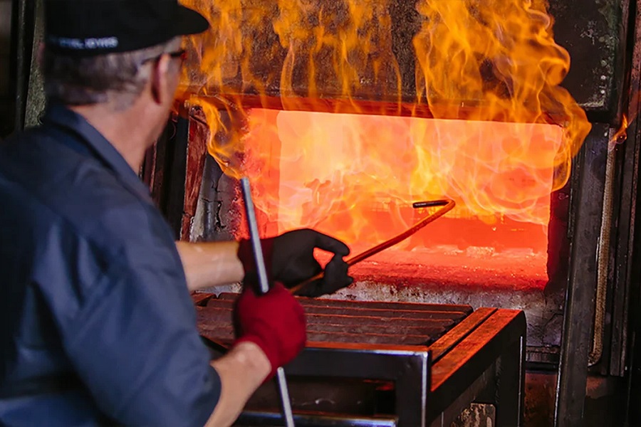 سخت کاری با روغن به فرآیندی گفته می‌شود که در آن فولاد پس از حرارت‌دهی تا دمای مناسب، در روغن غوطه‌ور می‌شود