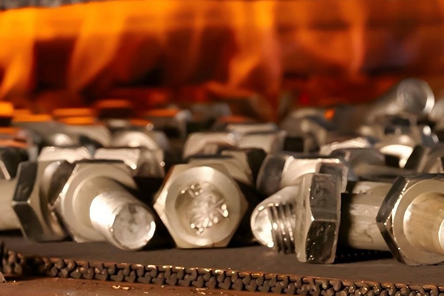 مجموعه سخت‌افزا با بهره‌گیری از دانش فنی پیشرفته در حوزه عملیات حرارتی و استفاده از تجهیزات مدرن، خدمات سخت کاری پیچ و مهره را با دقت و کیفیت بالا ارائه می‌کند.